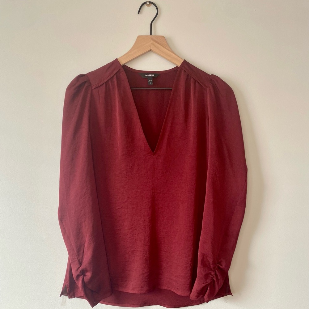 EXPRESS VNECK PUFF SHOULDER TOP. SIZE SMALL. DARK MAROON